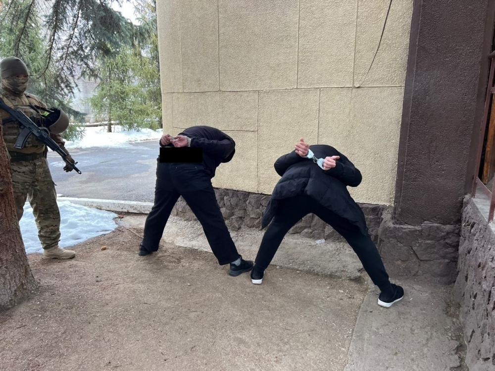 Чолпон-Атада улгайган тургундан 6 миң доллар талап кылган кылмышкерлер кармалды