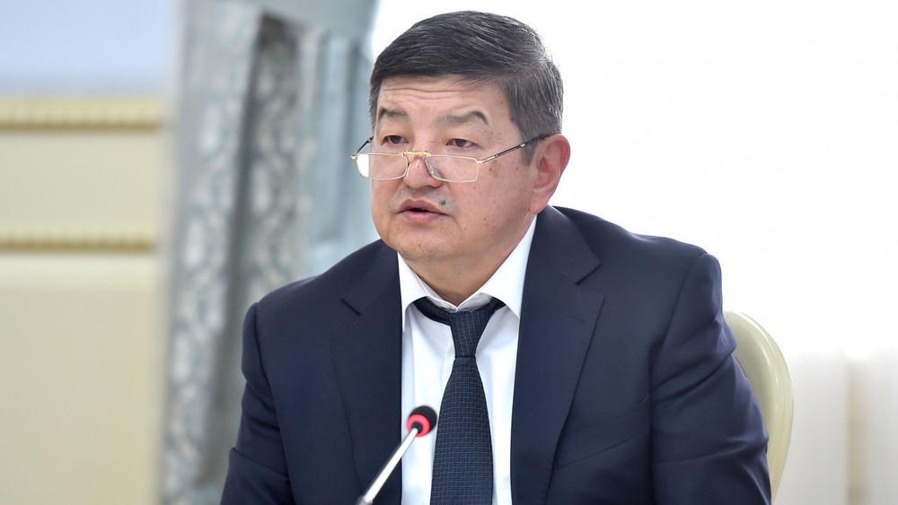 "Ажырашууну үлгү көрбөшүбүз керек". Акылбек Жапаров соц тармакта үрп-адатына каршы келбеген маалыматтарды чектөөгө чакырды