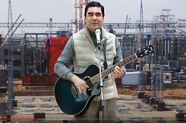 Түркмөнстанда мурдагы президенттин ырлары тойлордо жаңырып турушу керек