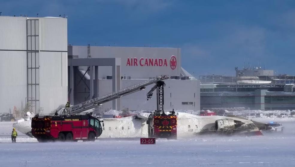 Канаданын аэропортунда жүргүнчү ташыган учак кулап, оодарылып калды. (Сүрөт)