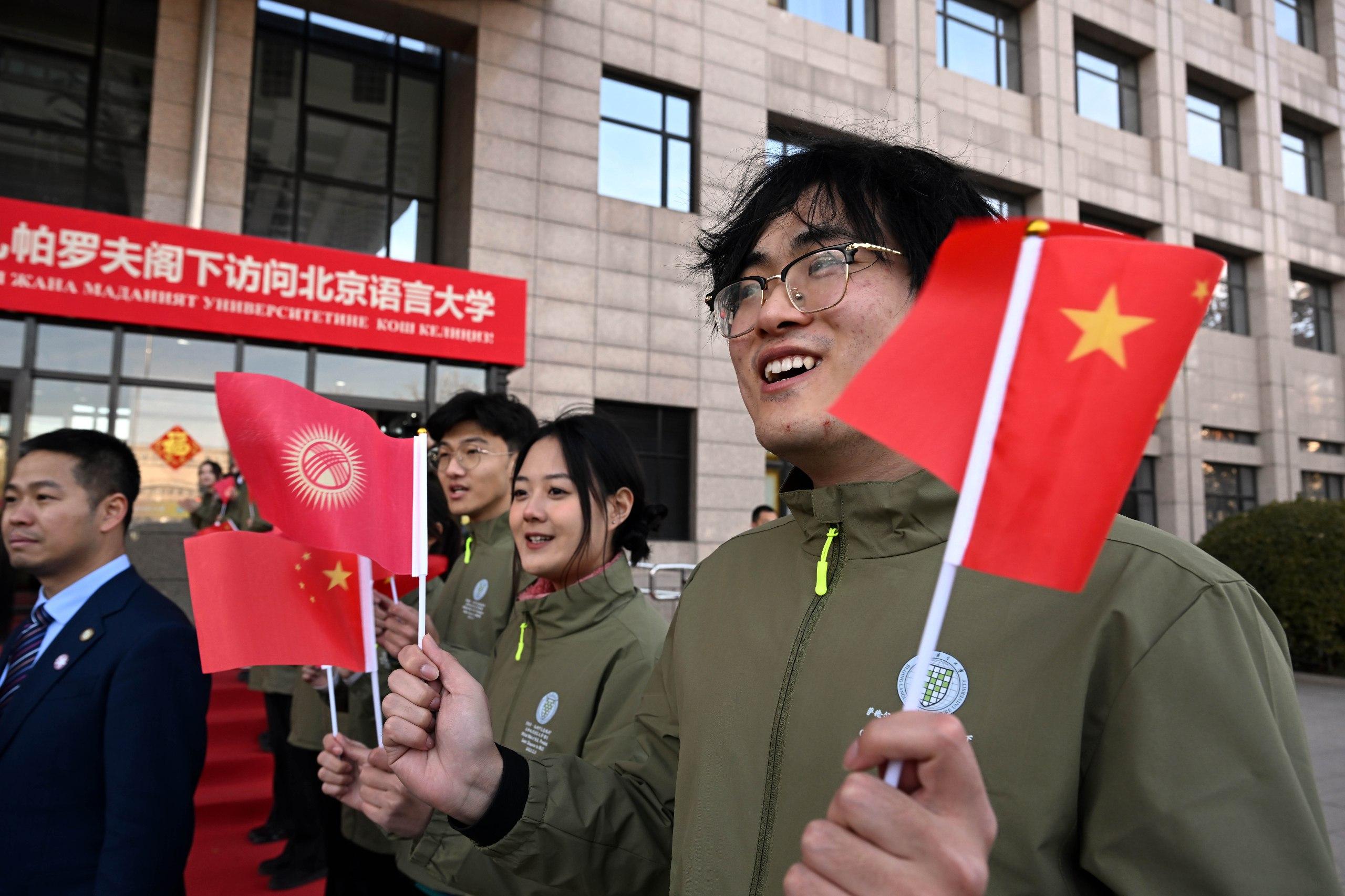 Пекин тил жана маданият университетинде Чыңгыз Айтматовдун бюсту орнотулду