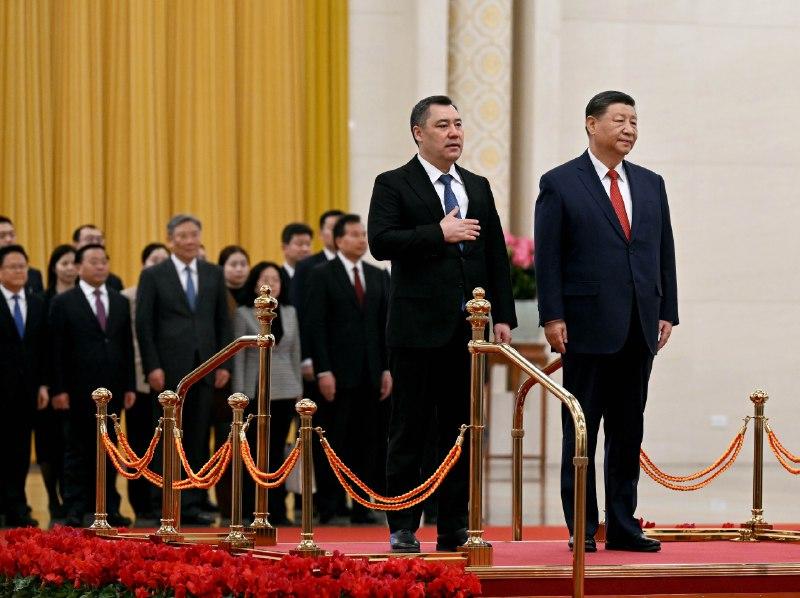 Садыр Жапаров менен Си Цзиньпиндин расмий жолугушуу аземи өттү. (Сүрөт)