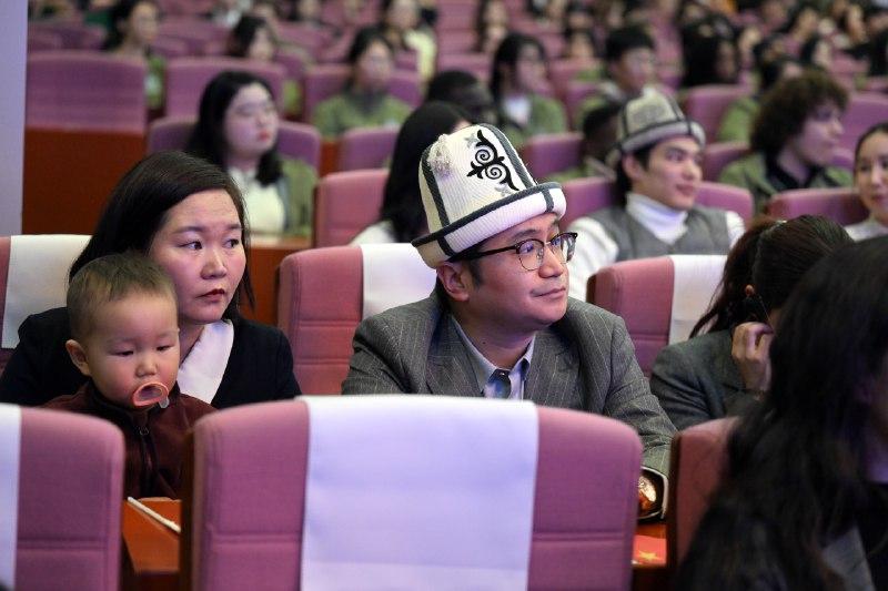 Пекин тил жана маданият университетинде Чыңгыз Айтматовдун бюсту орнотулду