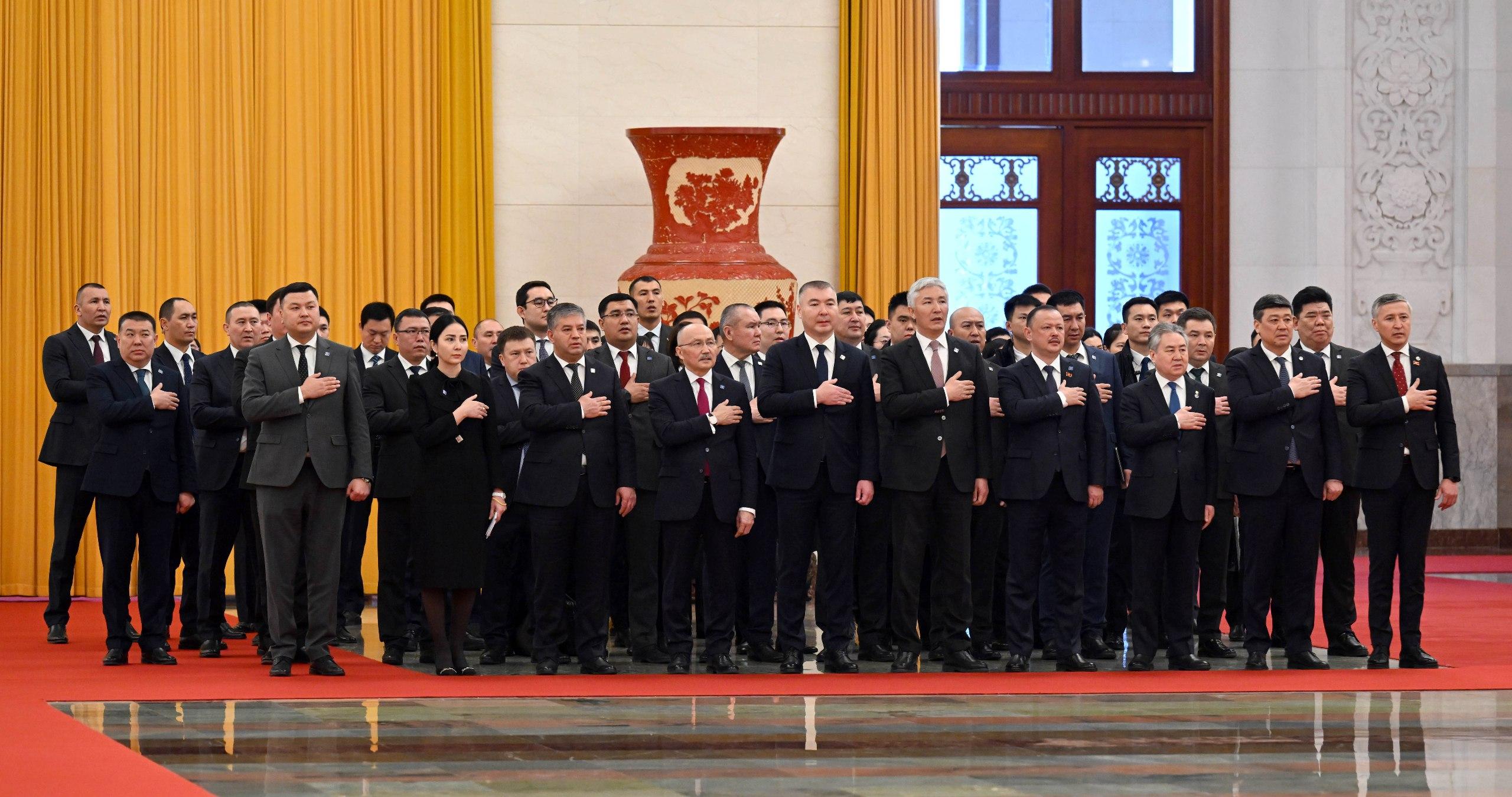 Садыр Жапаров менен Си Цзиньпиндин расмий жолугушуу аземи өттү. (Сүрөт)