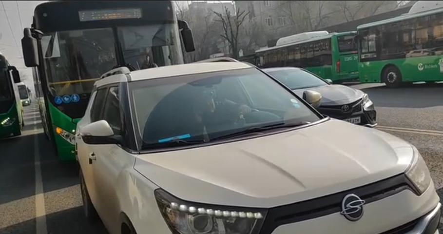 Бишкекте автобустун алдын торогон айдоочуга айып салынды