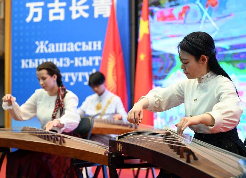 Пекин тил жана маданият университетинде Чыңгыз Айтматовдун бюсту орнотулду