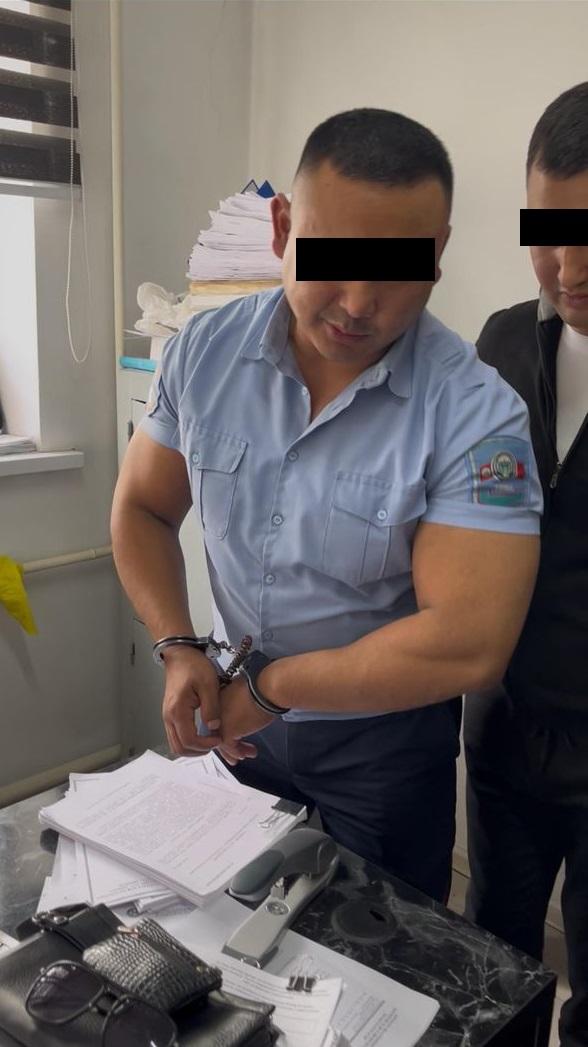 Коррупциялык схема уюштурган ИИБ тергөөчүсү, пара алып жаткан жеринен кармалды