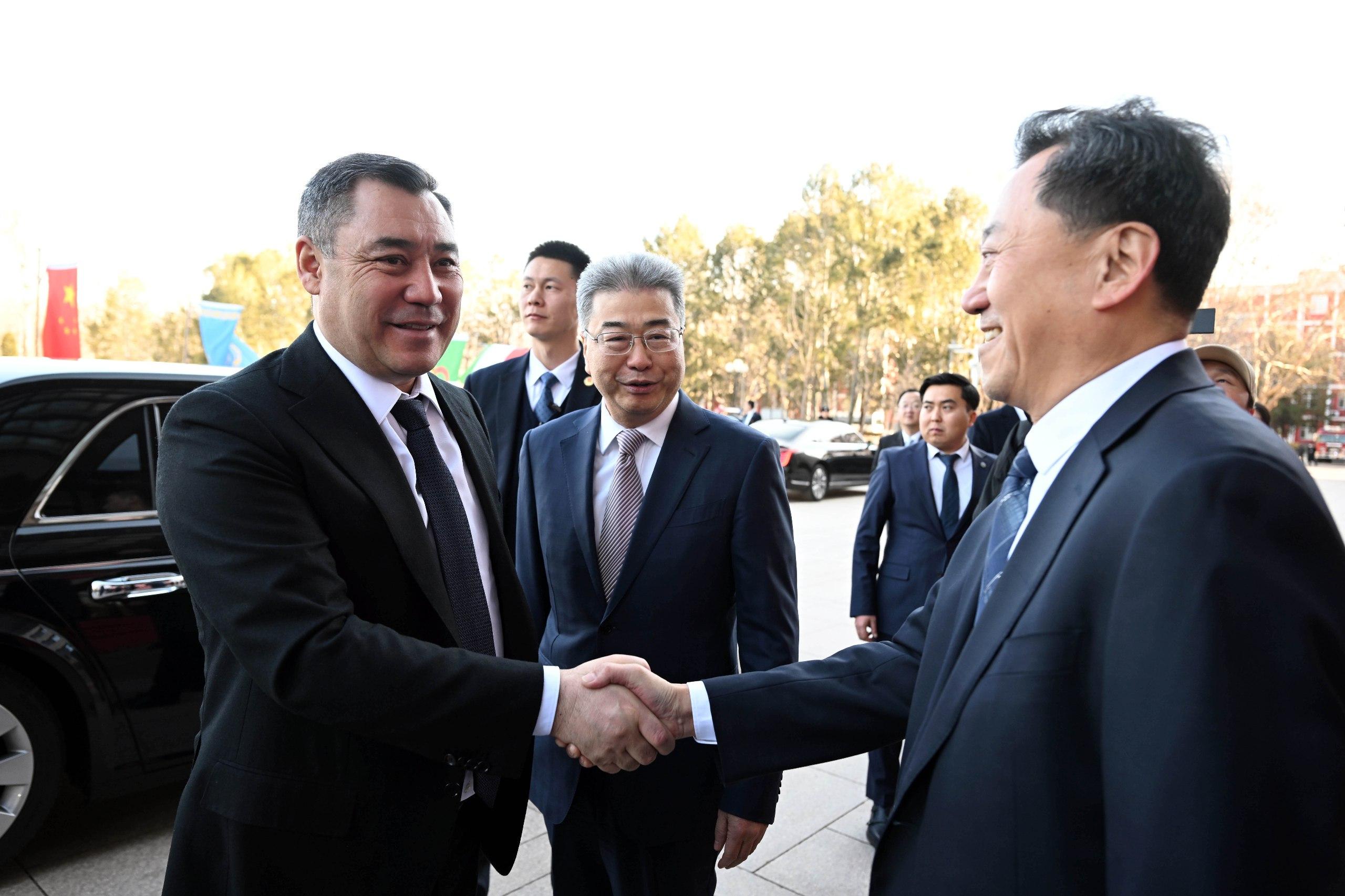 Пекин тил жана маданият университетинде Чыңгыз Айтматовдун бюсту орнотулду