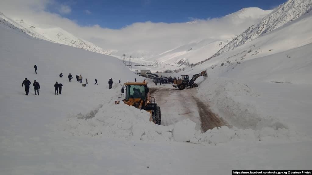 Чычкандагы кар көчкүдөн улам Бишкек&ndash;Ош жолу убактылуу жабылды