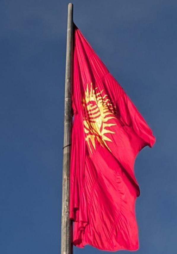 В Бишкеке подняли новый флаг на площади Ала-Тоо