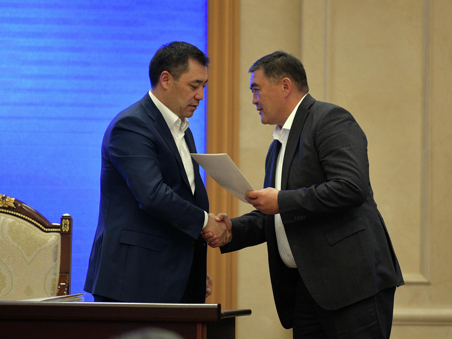 Садыр Жапаров Камчыбек Ташиевге Футбол федерациясын жетектөөнү сунуштады