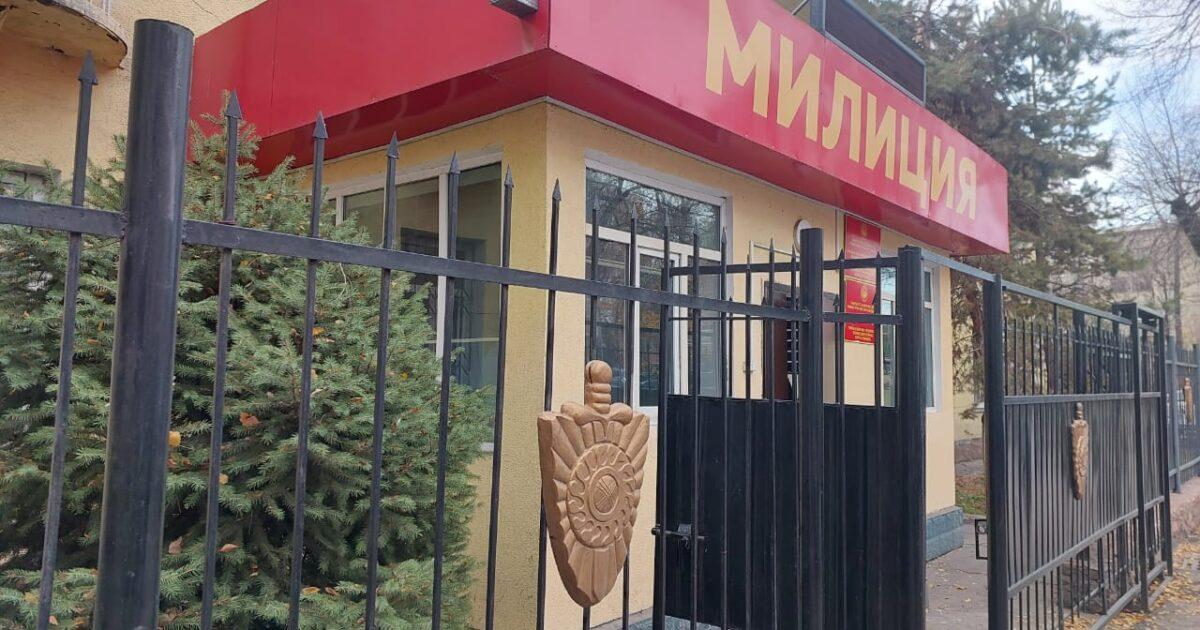 Бишкекте атасы майыптыгы бар кызын зордуктаганы айтылган. Милиция бул тууралуу үн катты