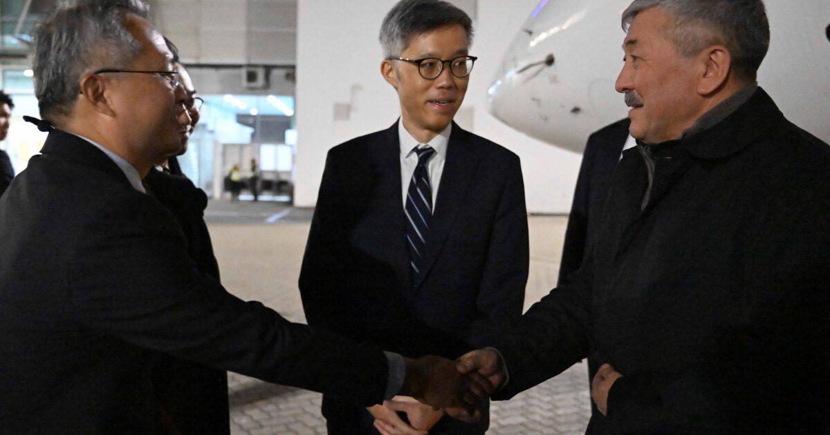 Министрлер кабинетинин төрагасы Адылбек Касымалиев Гонконгго иш сапары менен барды