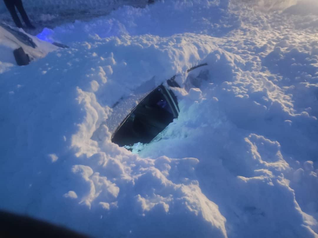 Төө-Ашууда унааларды кар көчкү басып калган