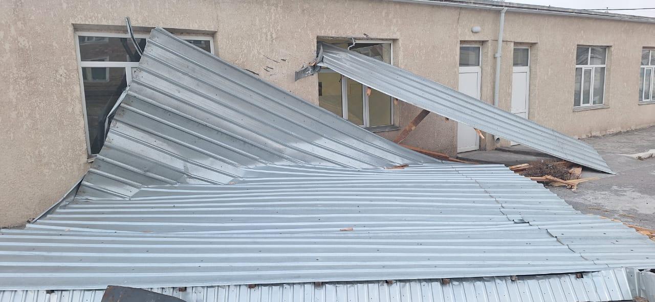 Балыкчы шаарында катуу шамал болуп, ооруканада жаткан аял жана наристе жабыркады