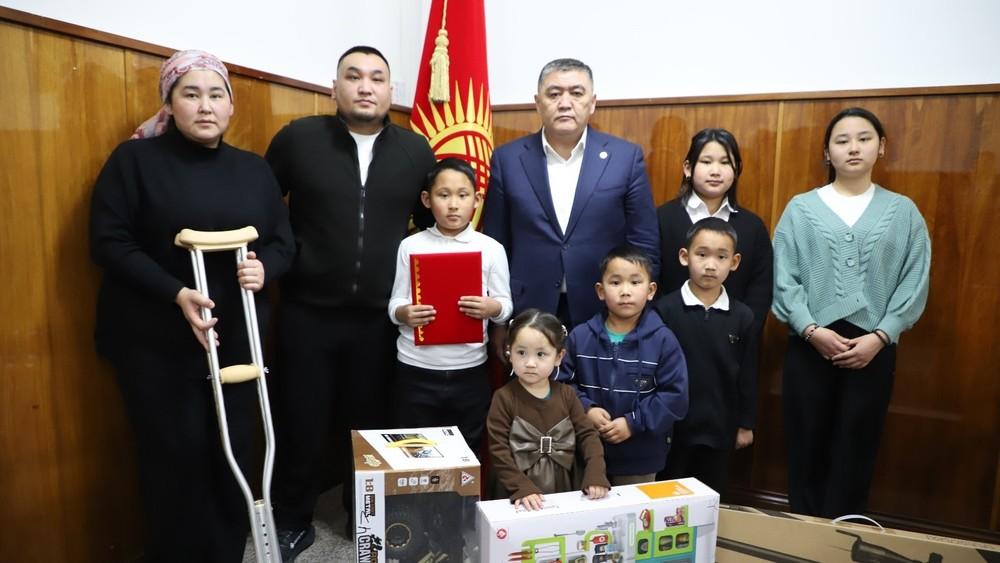 Камчыбек Ташиев 6 балалуу муктаж үй-бүлөгө 3 бөлмөлүү батирдин ачкычын тапшырды