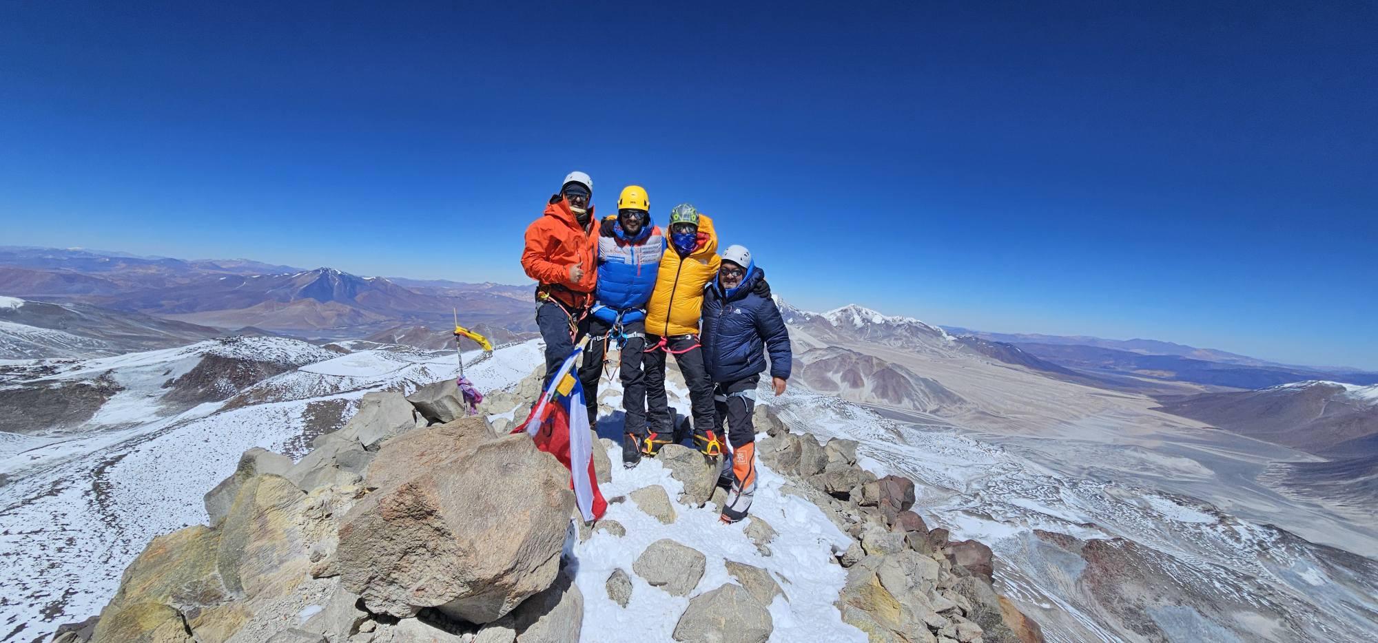 Кыргызстандык альпинист дүйнөдөгү эң бийик жанар тоого чыкты