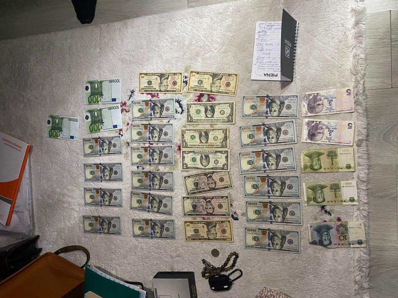 Жасалма чет элдик акча таратууга шектелип эки жаран кармалды