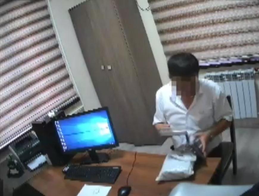 ГКНБ задержал начальника налоговой за дачу взятки в 1,5 млн сомов&nbsp;