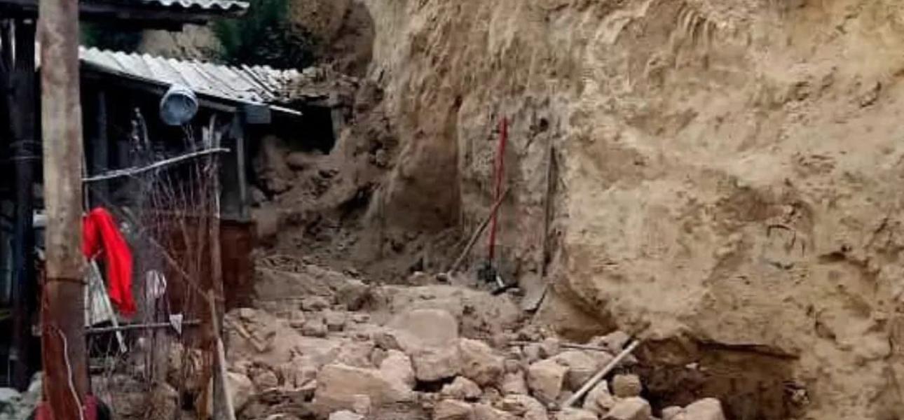 Жалал-Абадда жар көчүп, 2 бөбөктү басып калды