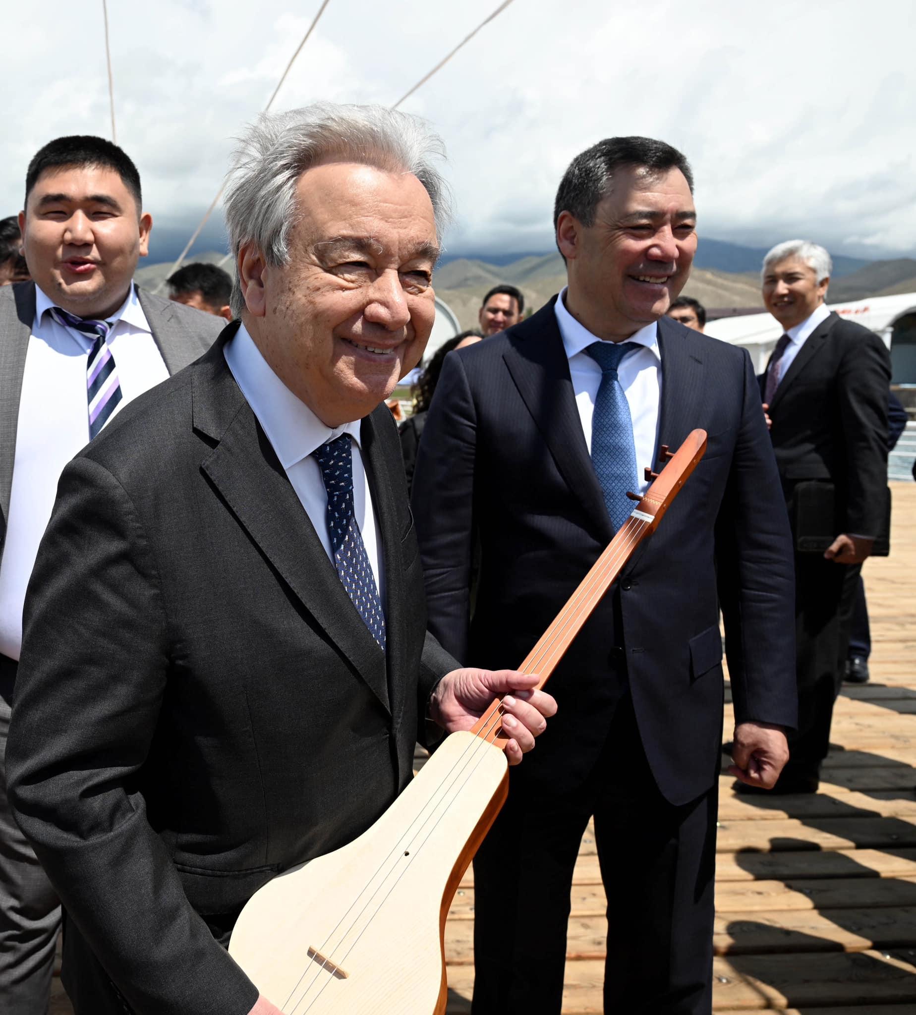 Садыр Жапаров Антониу Гутерришке комуз белек кылды (сүрөт)