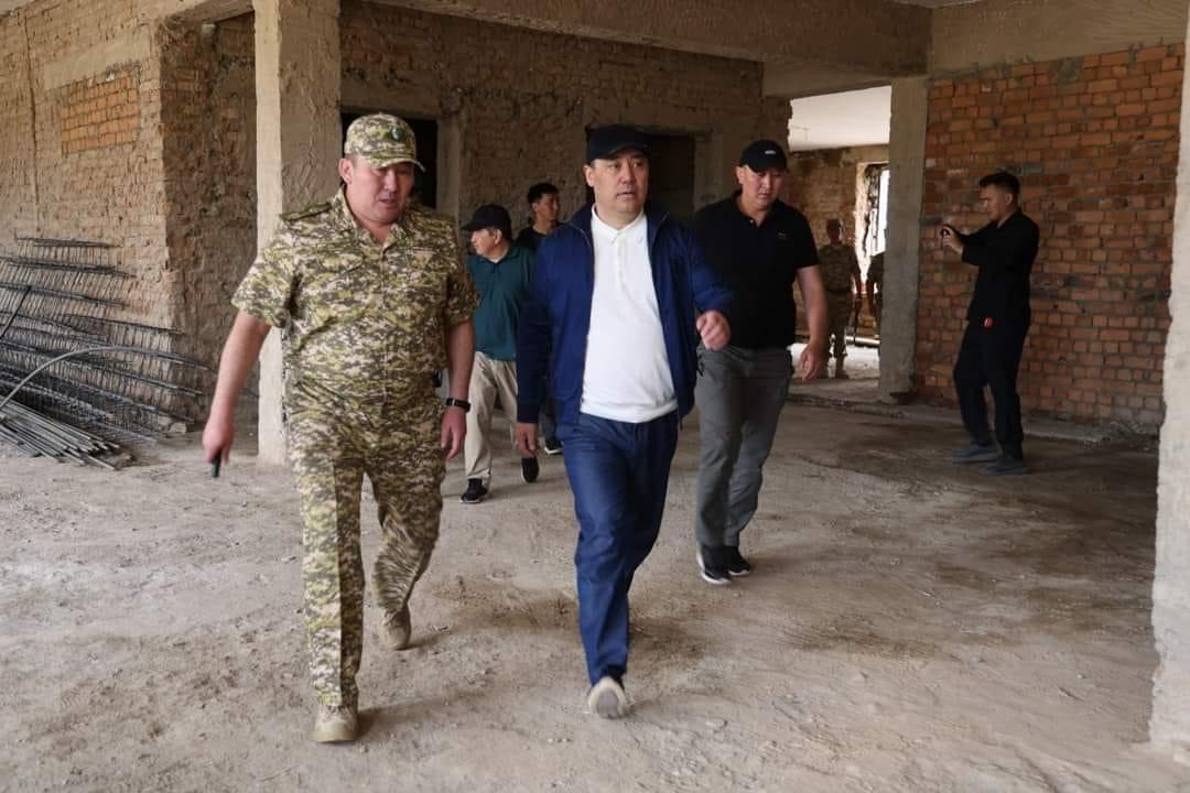 Президент Садыр Жапаров Каракол шаарындагы аскер бөлүгүнө барды