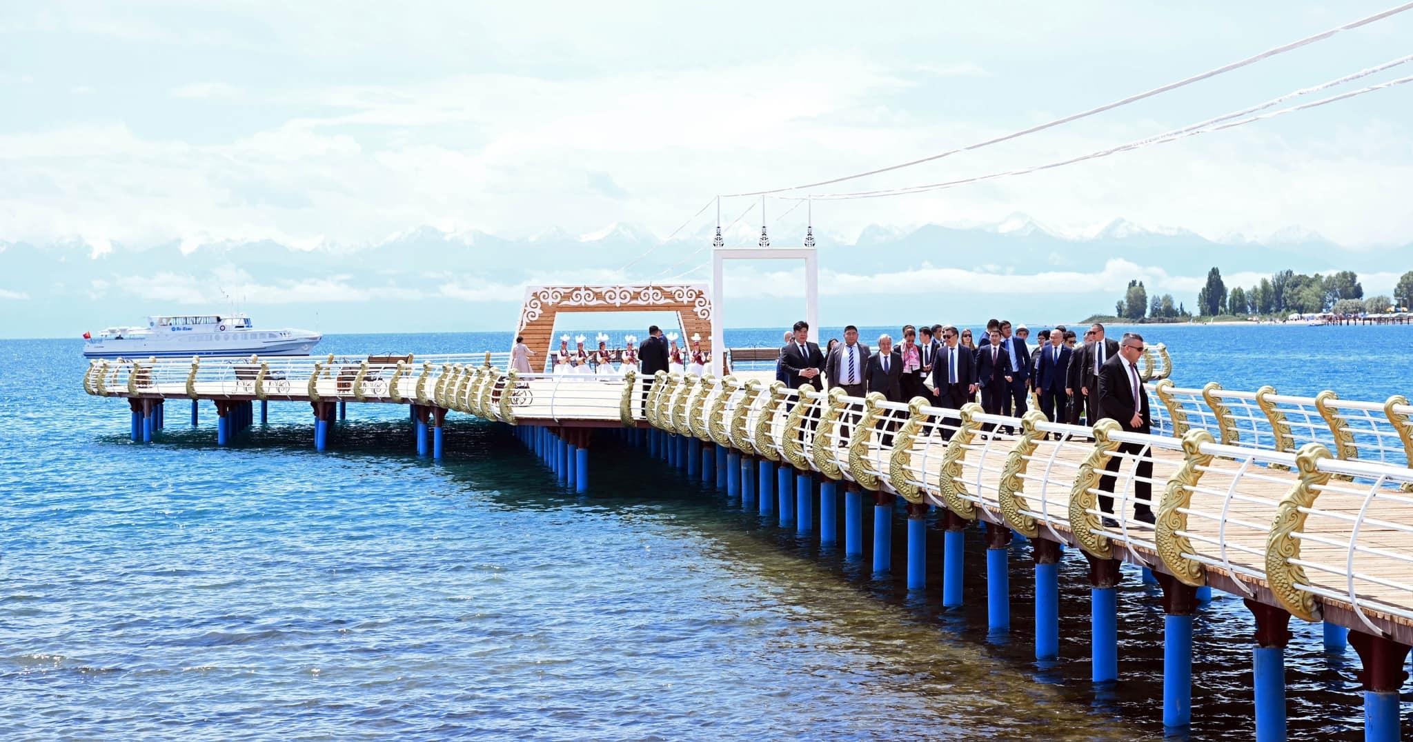 Садыр Жапаров Антониу Гутерришке комуз белек кылды (сүрөт)