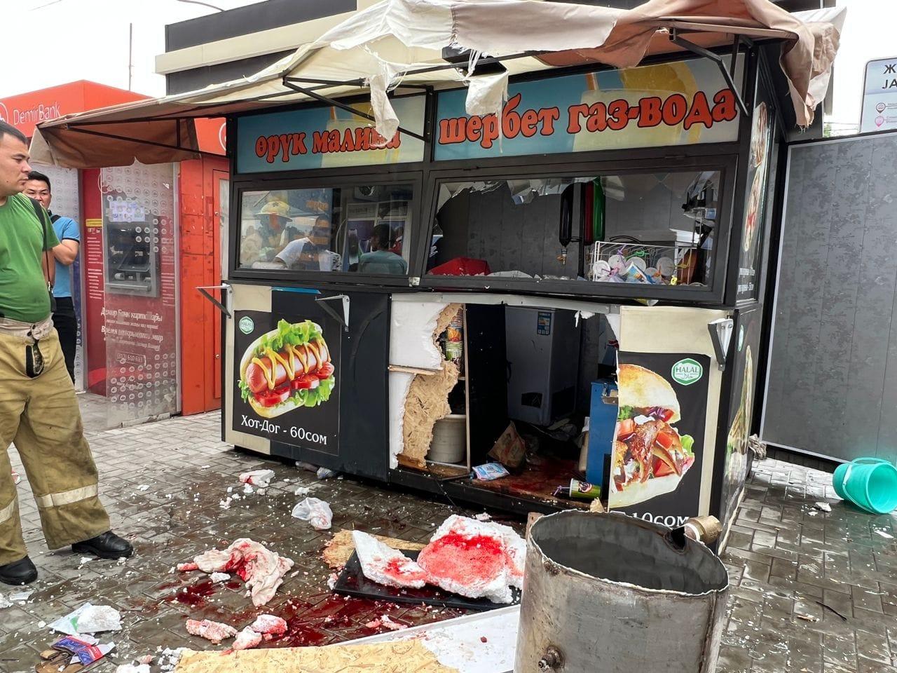 Жалал-Абадда газдалган суу сатуучу күркөдө баллон жарылып, 1 адам каза тапты
&nbsp;