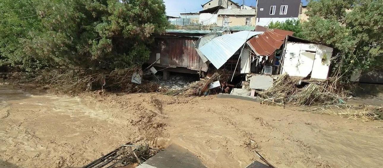 Ошто төрт адамды сел агызып кетти