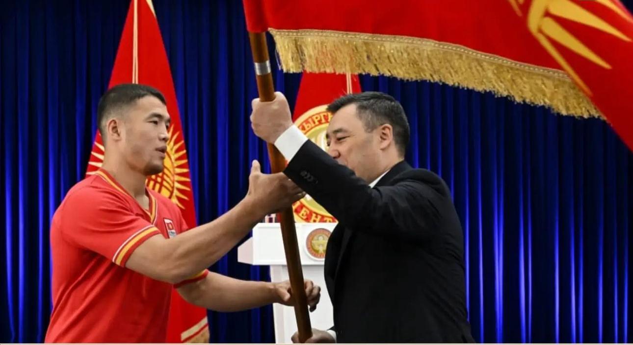 Садыр Жапаров Акжол Махмудовго тууну тапшырды