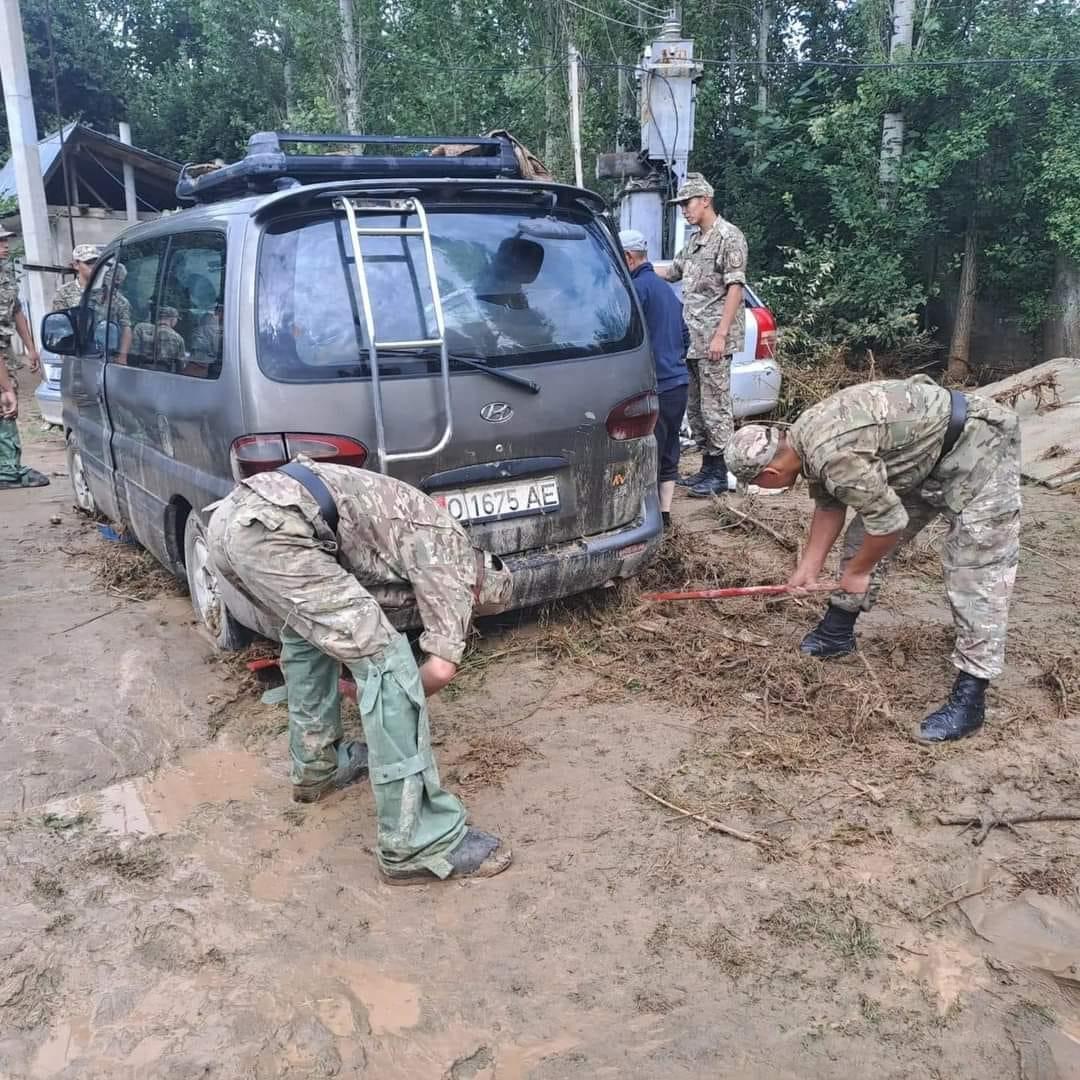 Сели в Оше. 350 человек вышли на поиски 4 пропавших граждан&nbsp;