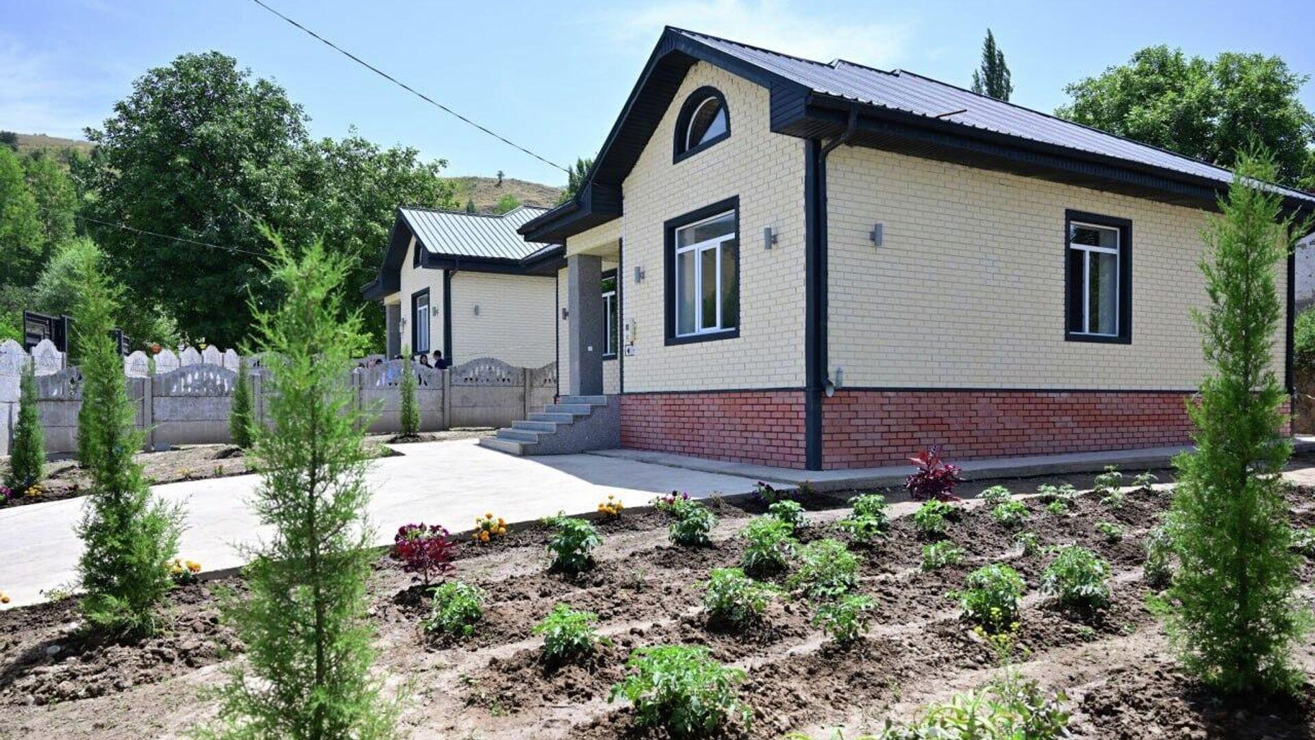 Садыр Жапаров менен Камчыбек Ташиев Көк-Жаңгакта үйү күйүп кеткен үй-бүлөлөргө жаңы там салып беришти