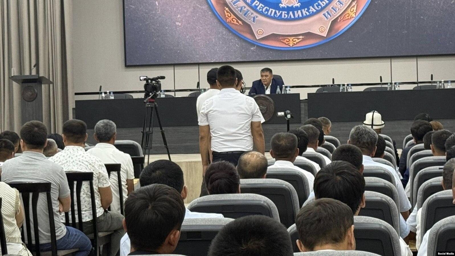 Ошто Ташиев өткөрүп жаткан жыйында бир нече мамлекеттик кызматкер кармалды (видео)