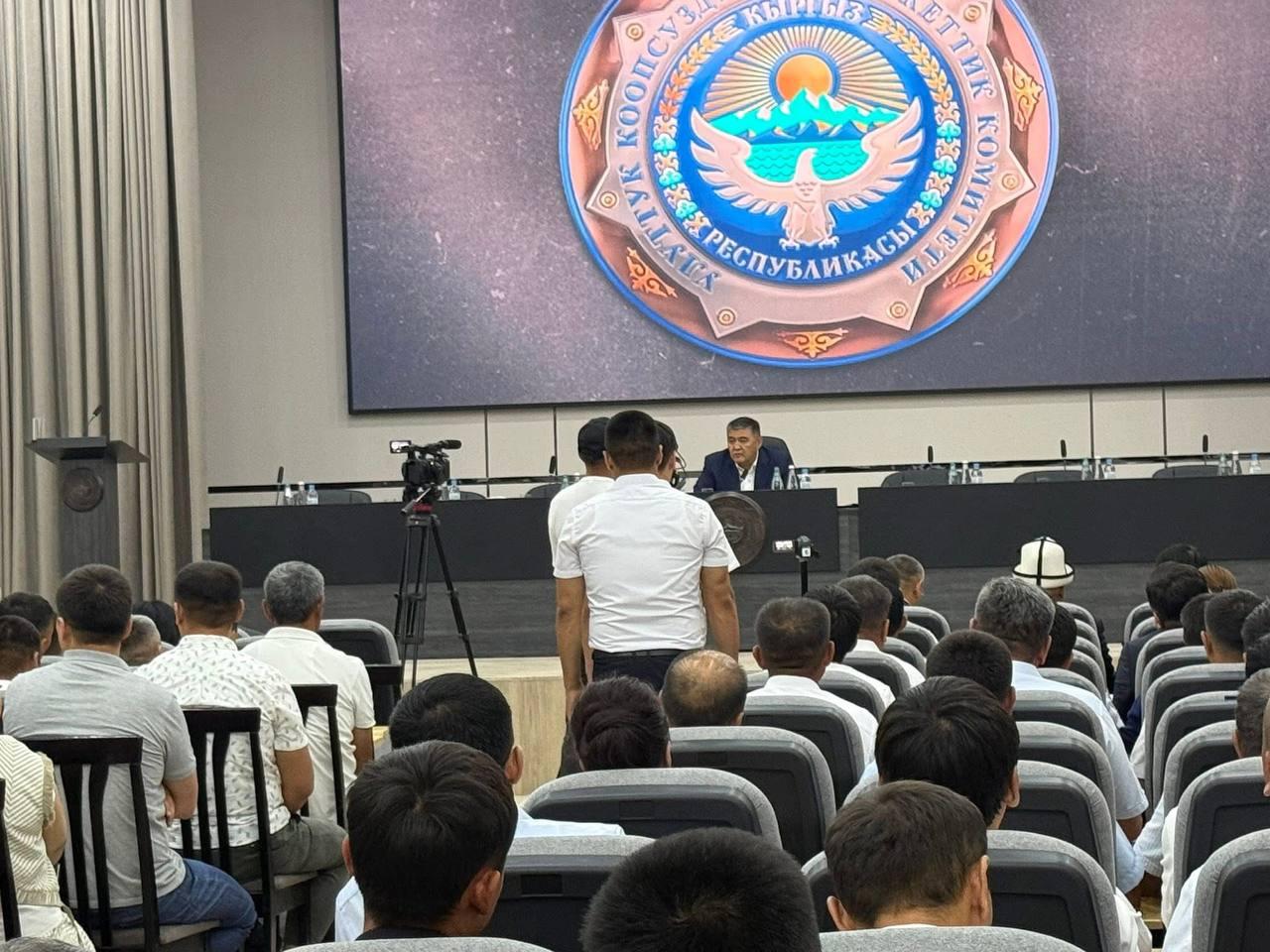 Камчыбек Ташиев Ошто өткөрүп жаткан жыйында 4 мамкызматкер кармалды&nbsp;