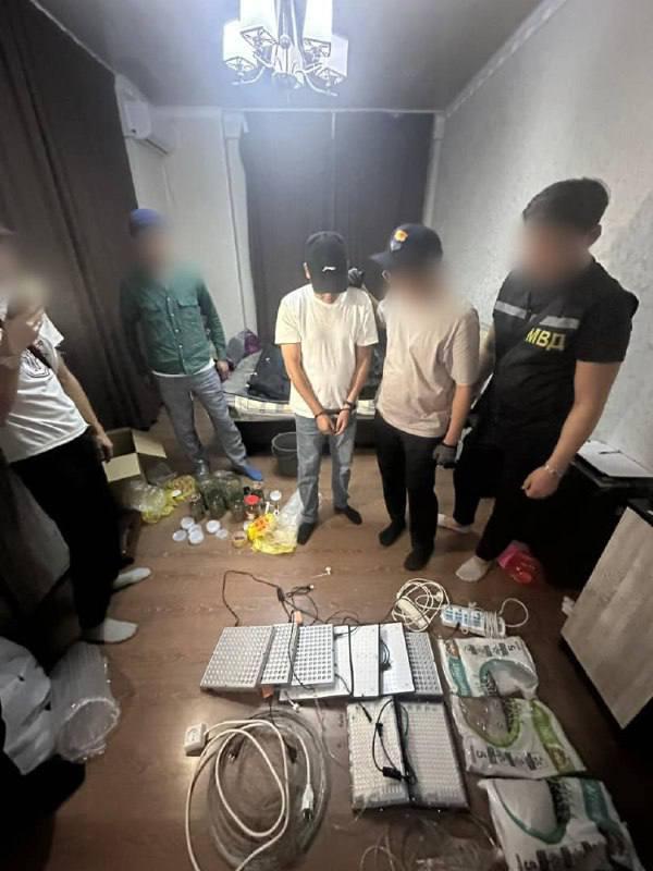 Бишкекте прокурордун мурдагы жардамчысы үйүнөн баңгизат лабораториясы табылды
&nbsp;