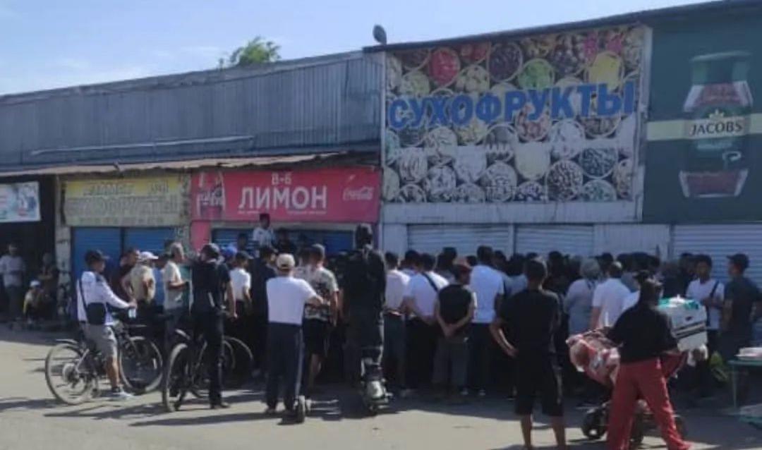 "Дордой Моторс" базарынын соодагерлери нааразычылык акцияга чыгышты