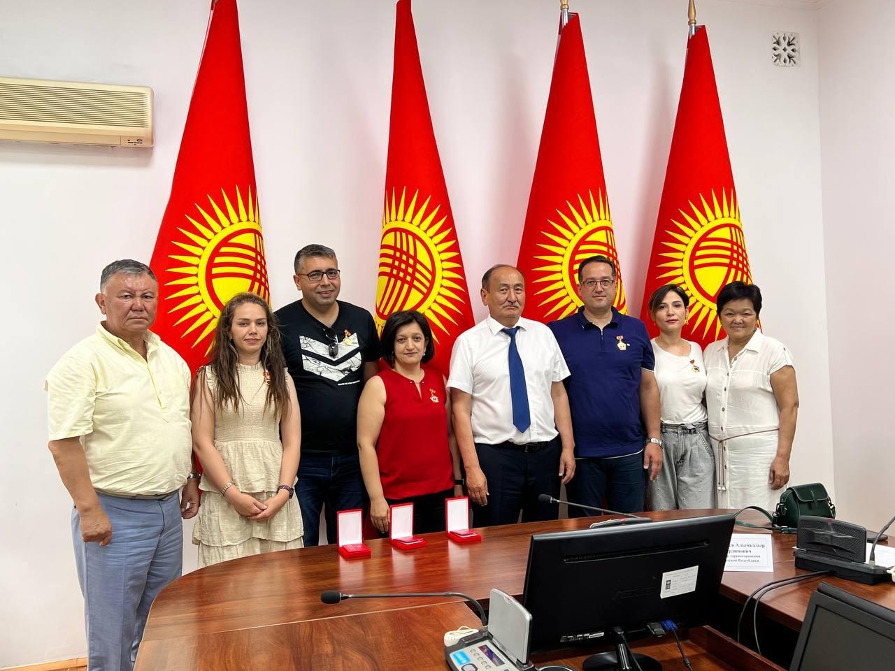 Боор алмаштыруу операциясына көмөктөшкөн түрк дарыгерлери сыйланды