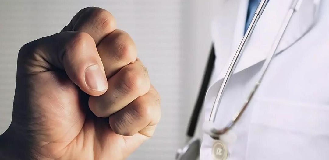 В Кыргызстане ужесточат наказание за нападение на медиков