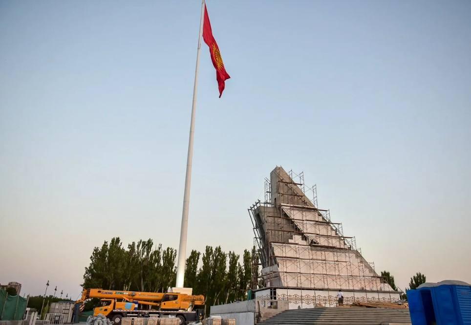 Аянттагы Манастын айкели бийиктейт