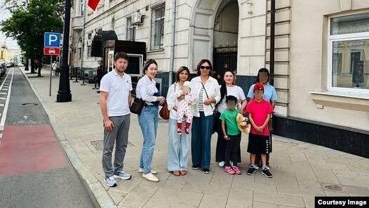 Орусияда кароосуз калган беш бала Кыргызстанга кайтарылды