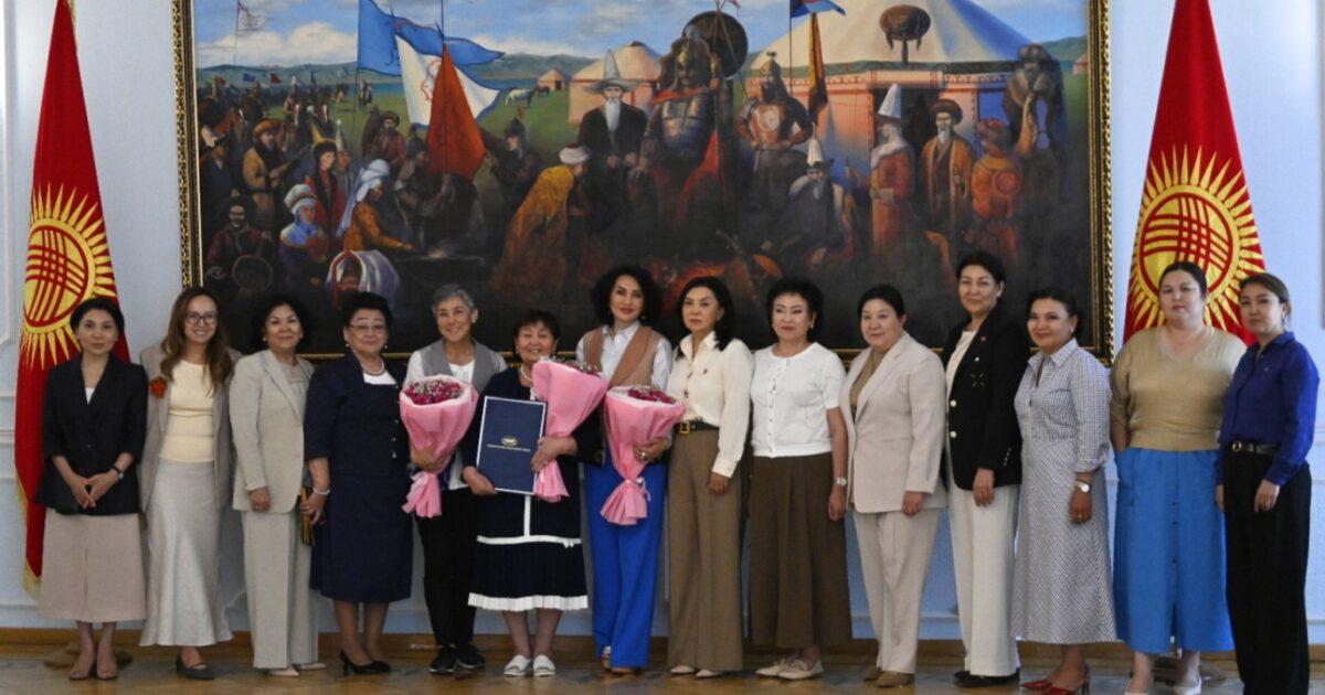 Депутаттар Эверестти багындырган айымдарга Жогорку Кеңештин Ардак грамотасын тапшырышты