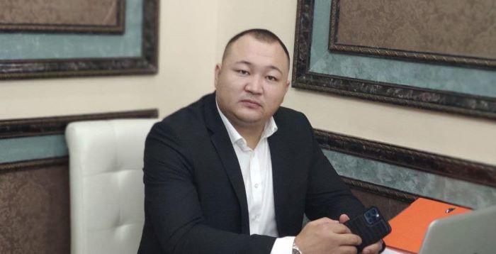 Алдамчылыкка шектелген Бекзат Өмүрбеков үй камагына чыгарылды