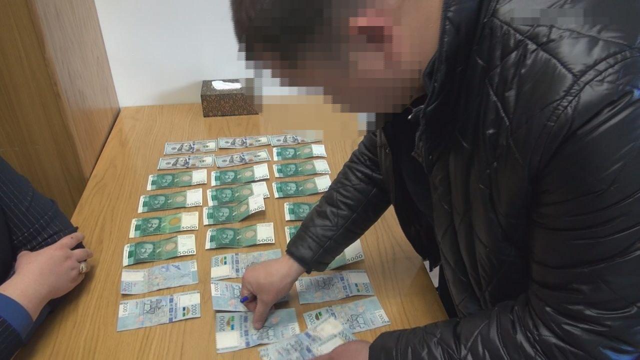 Ат-Башы айыл өкмөтүнүн жооптуу катчысы пара берүү учурунда кармалды (Сүрөт)