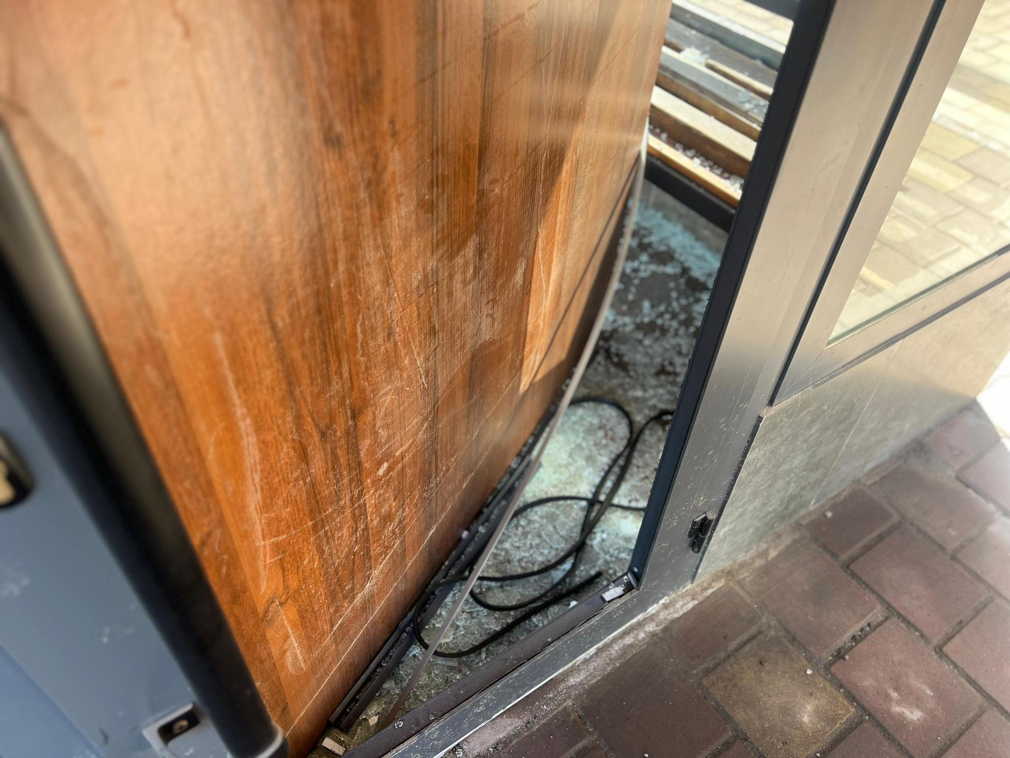 Бишкекте жаңы салынган аялдаманы талкалап кетишти