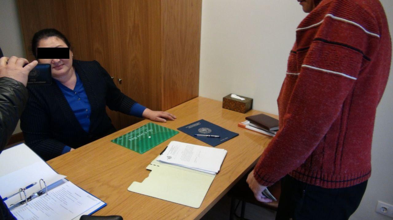 Ат-Башы айыл өкмөтүнүн жооптуу катчысы пара берүү учурунда кармалды (Сүрөт)