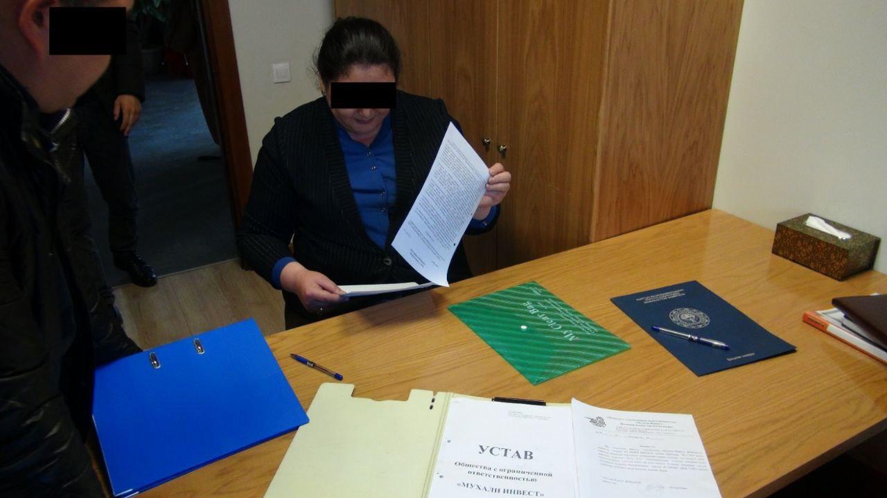 Ат-Башы айыл өкмөтүнүн жооптуу катчысы пара берүү учурунда кармалды (Сүрөт)