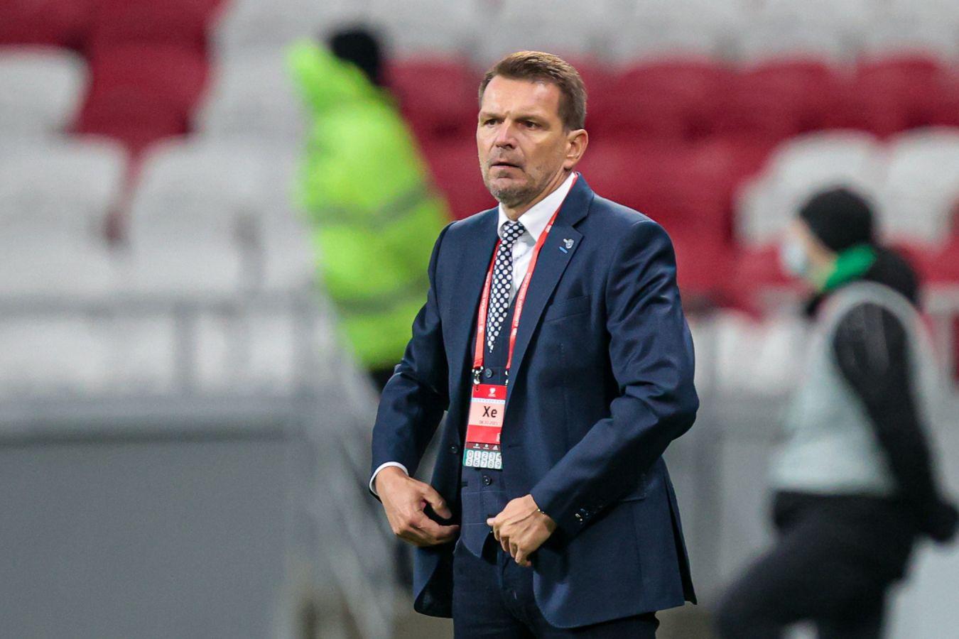 Садыр Жапаров футбол боюнча улуттук кураманын башкы машыктыруучусу Штефан Тарковичке көңүл айтты