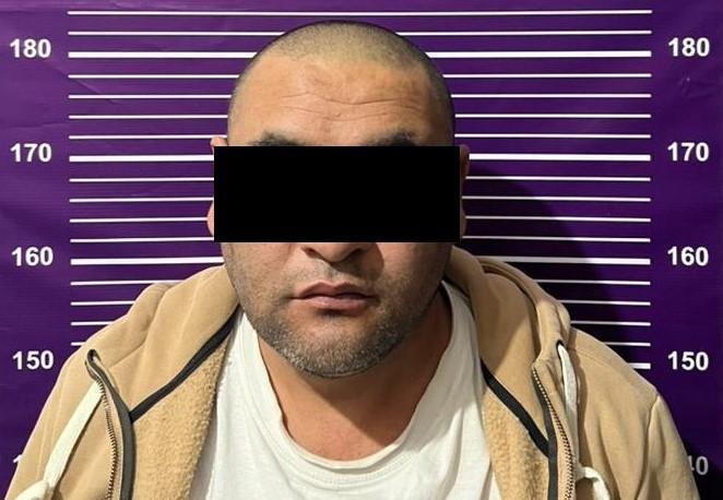 Сузакта кошунасына бычак сайып качып кеткен шектүү кармалды