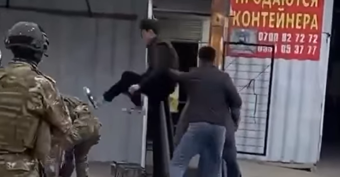 Атасына болушуп, спецназды тепкен баланын видеосу. Милиция үн катты