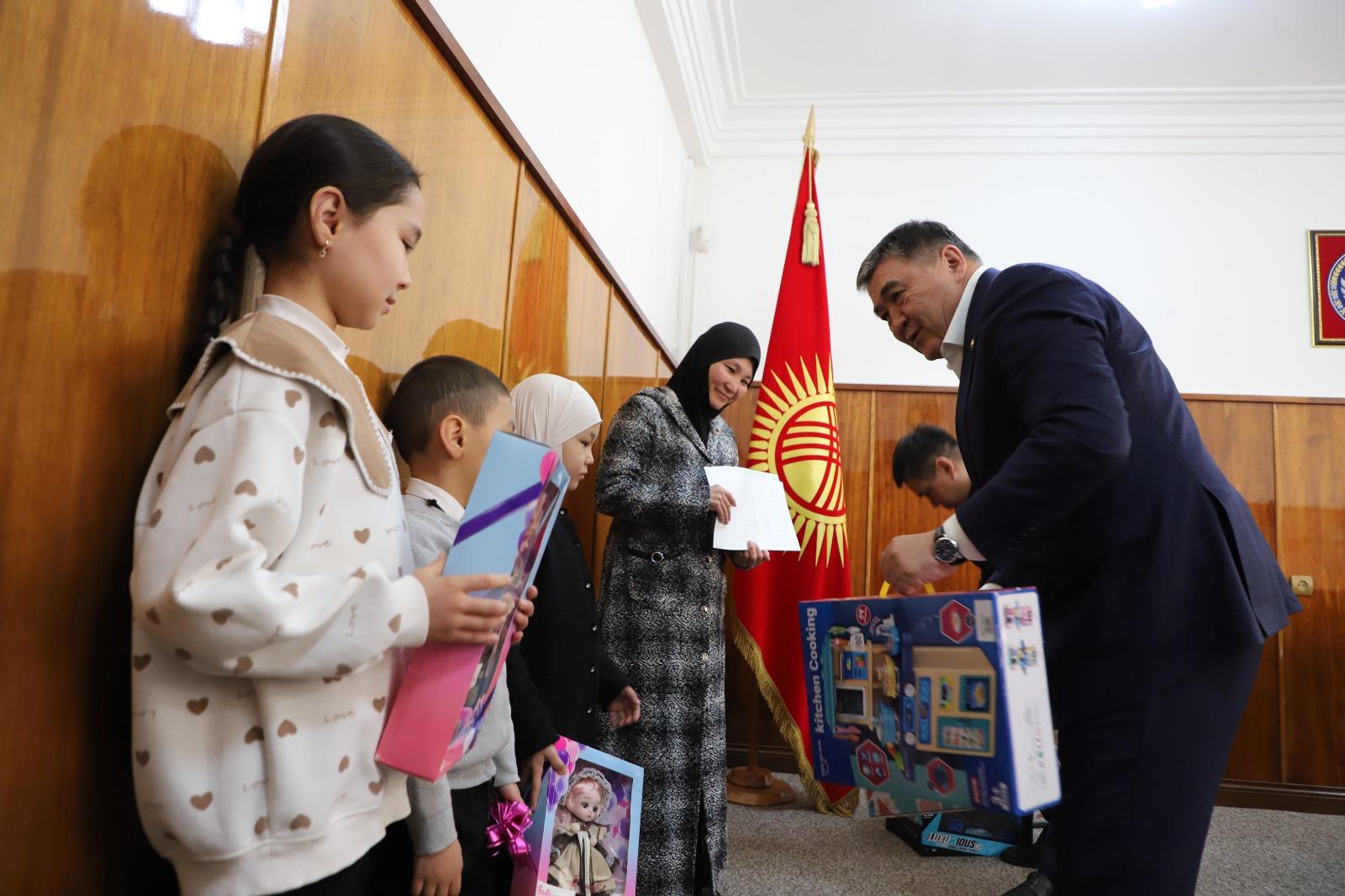 Камчыбек Ташиев 3 баланы жалгыз тарбиялап жаткан майыптыгы бар келинге үй белек кылды